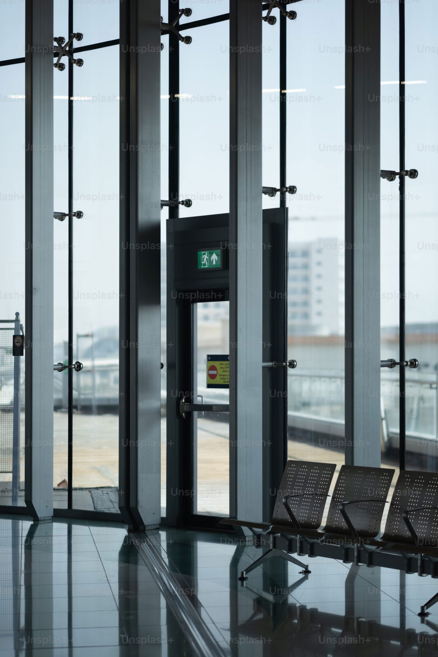 En nödutgång på en flygplats