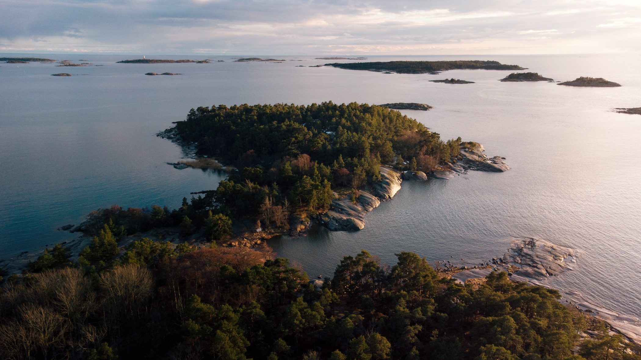 Havet vid en skärsgårdsmiljö
