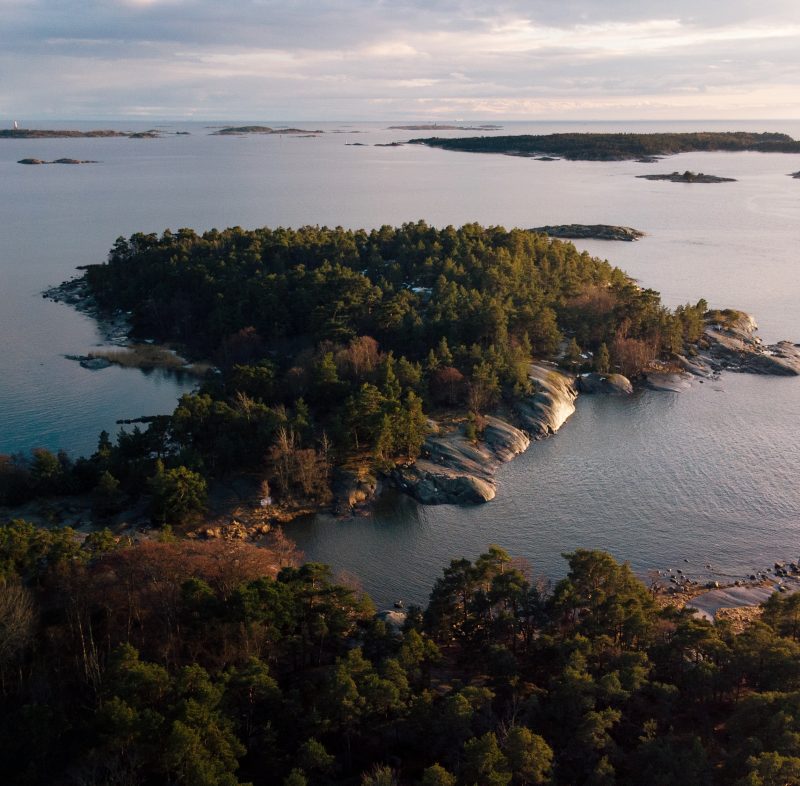 Havet vid en skärsgårdsmiljö