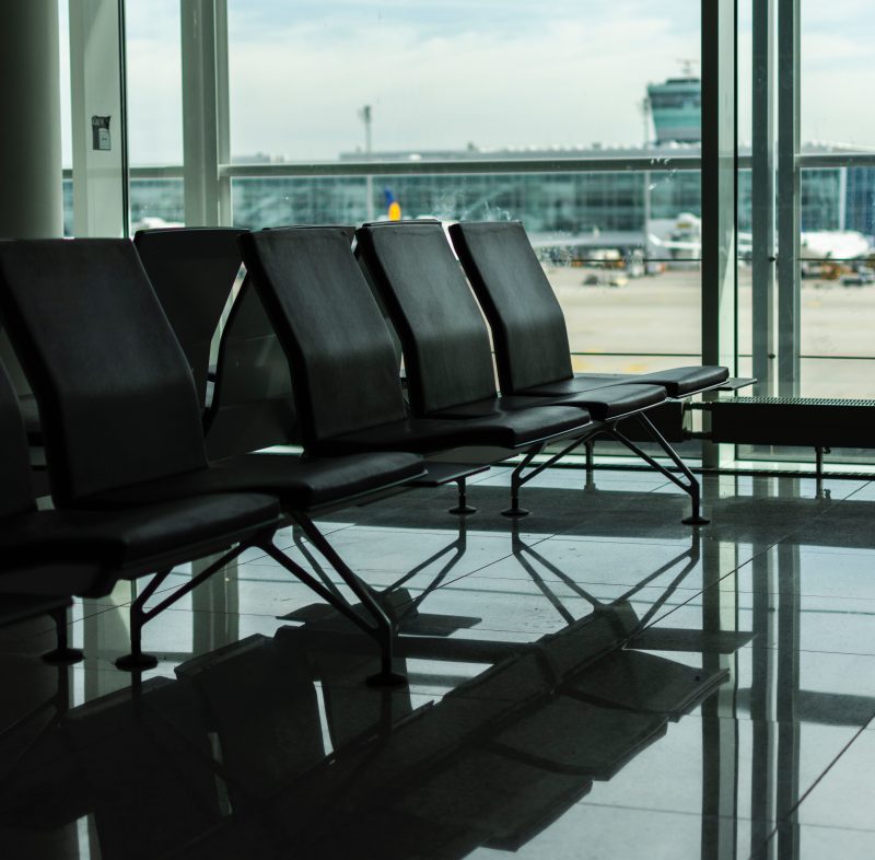 Stolar inne på en flygplats