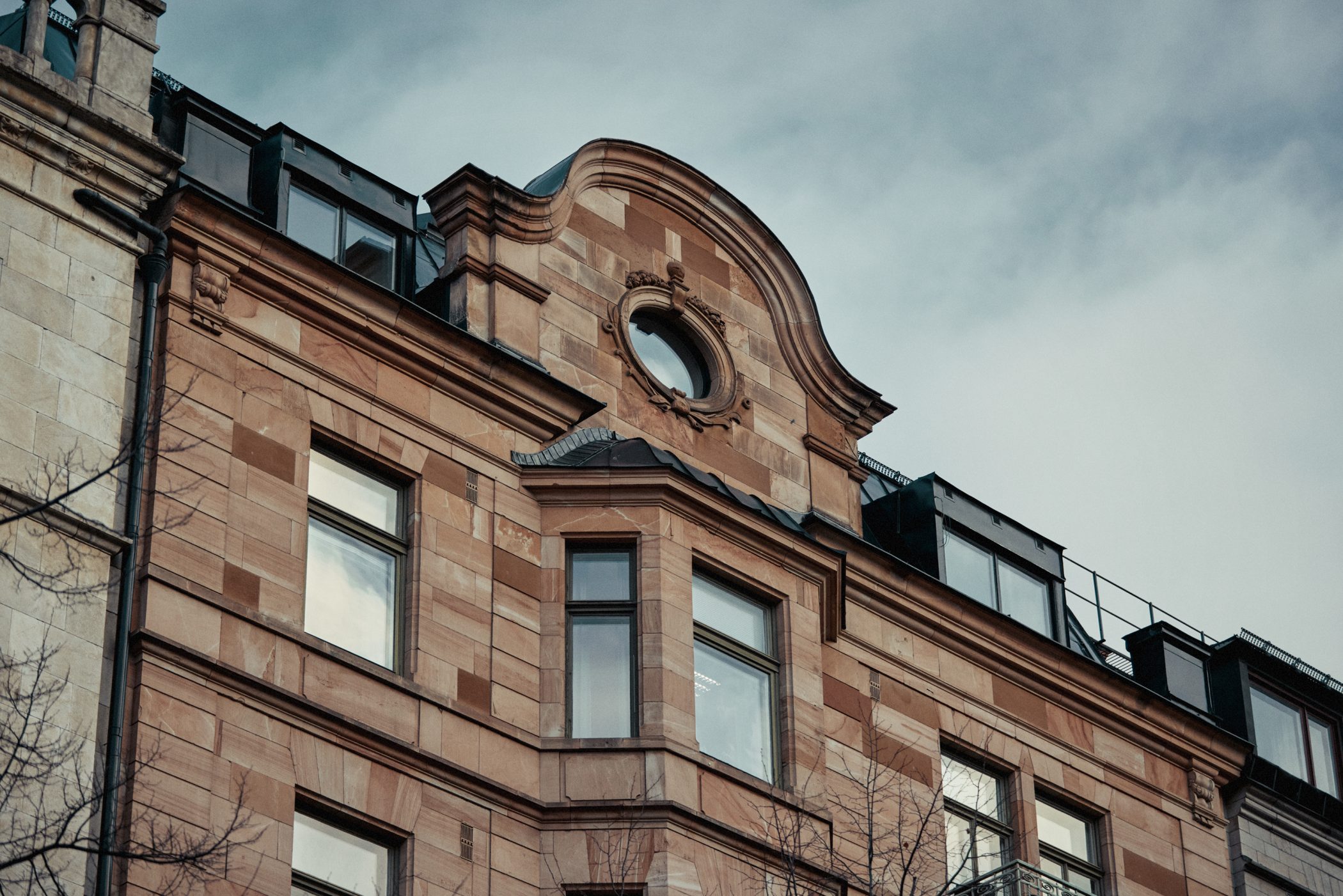 Toppen av en husfasad