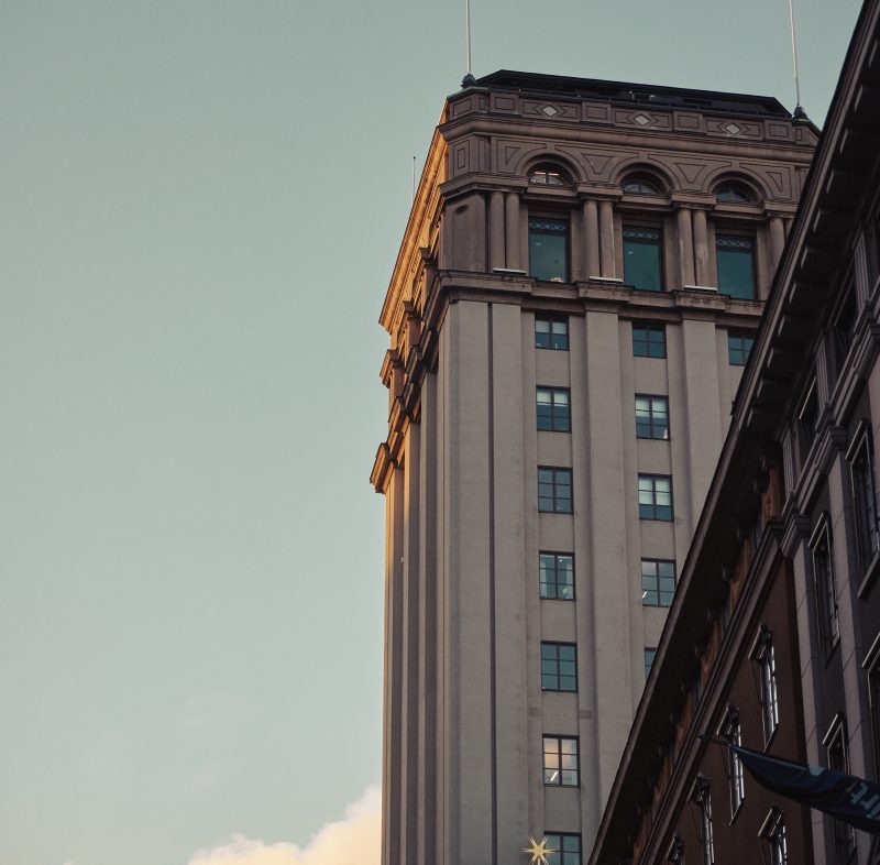 Ett torn på ett byggnad