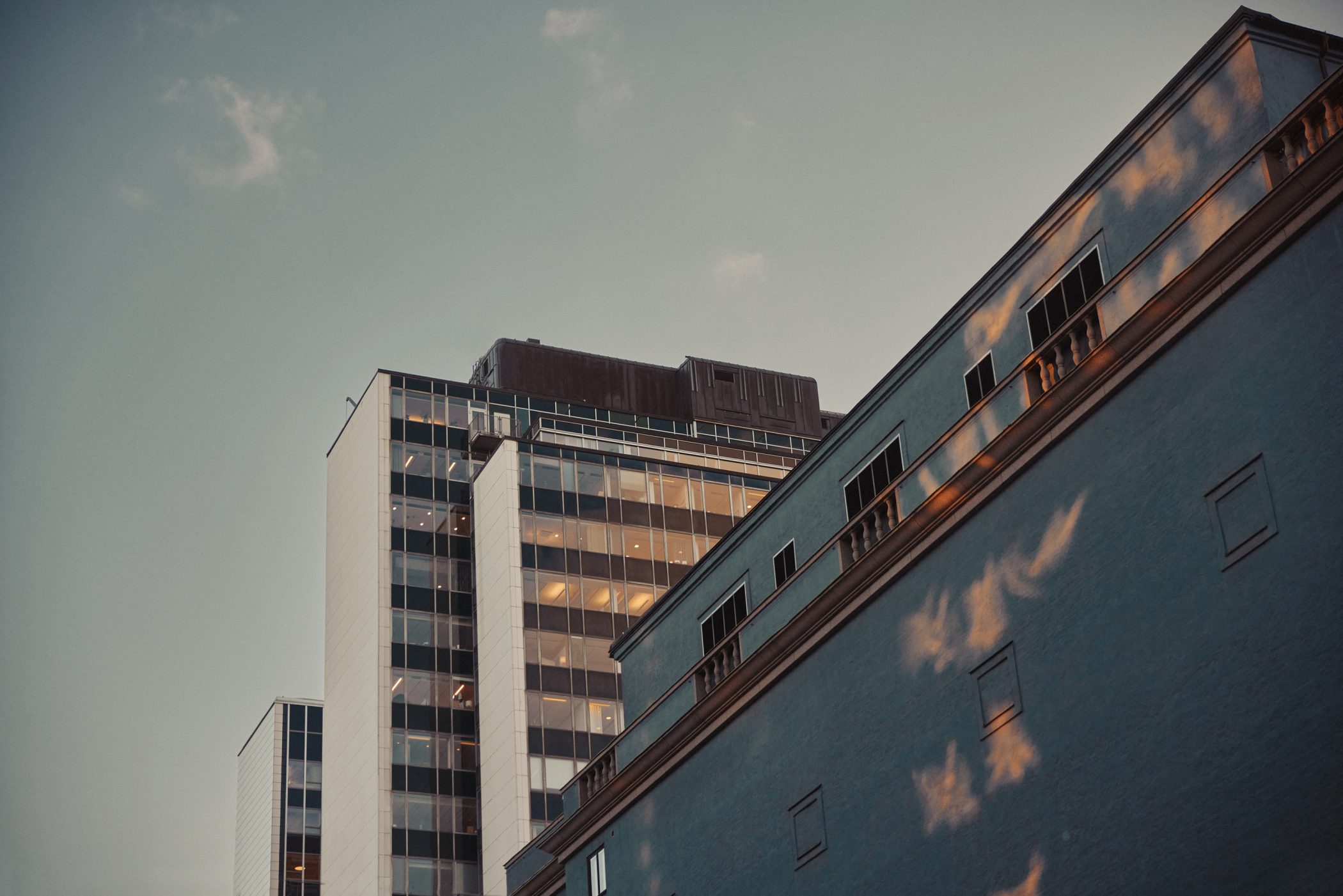 Två skyskrapor med en äldre byggnad