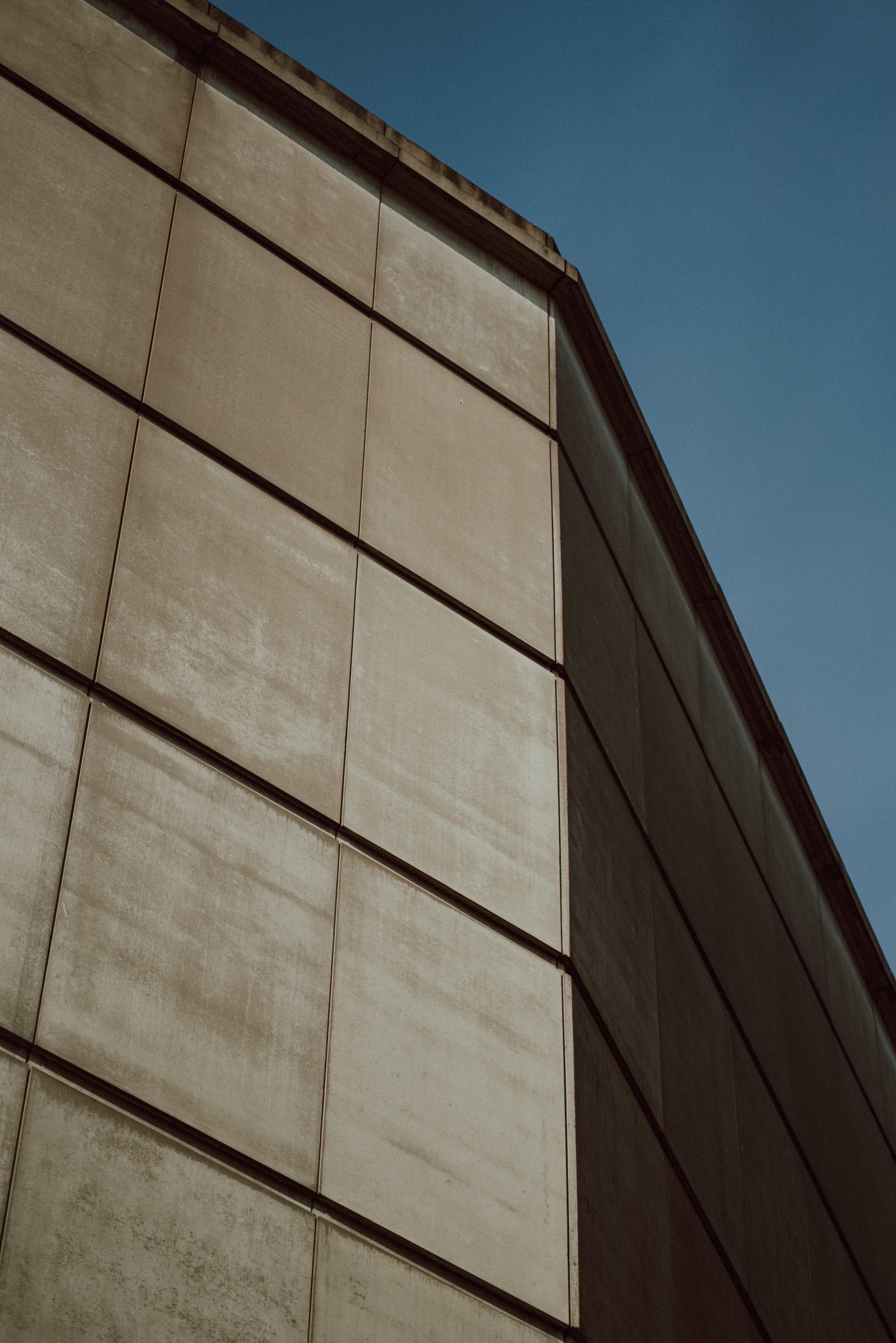 En husfasad på en industriell byggnad