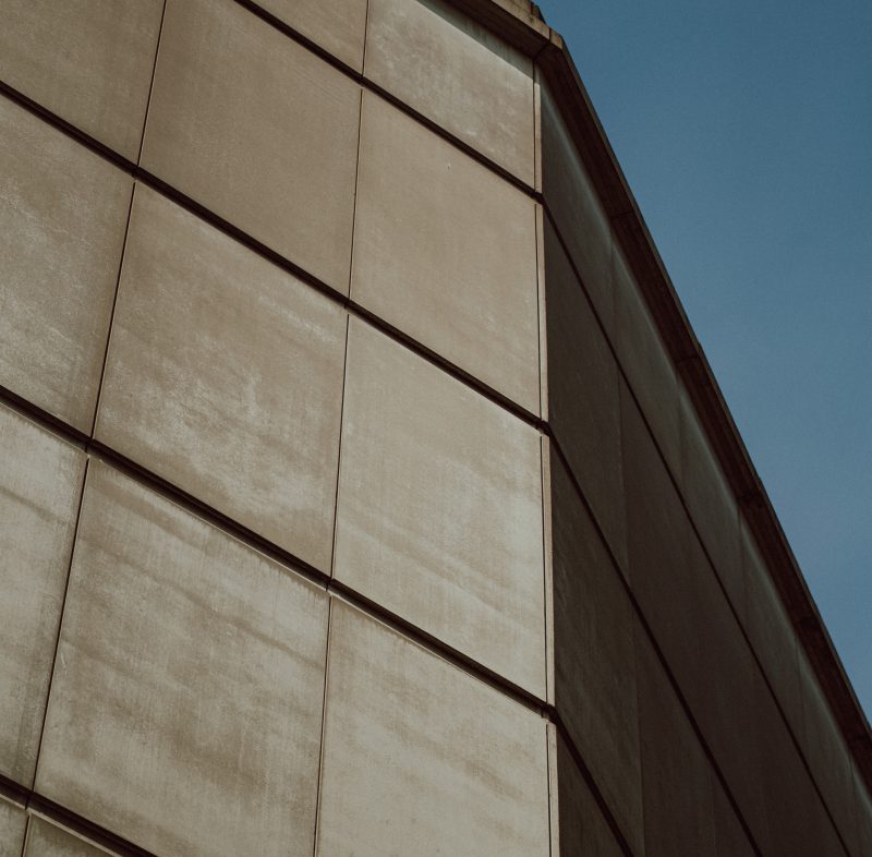 En husfasad på en industriell byggnad