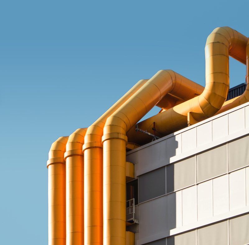 Stora rör på en byggnad