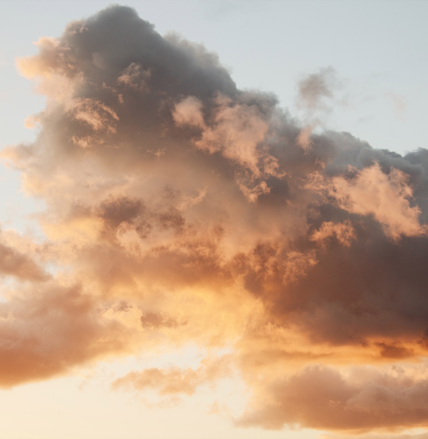 En vacker himmel med ett upplyst moln