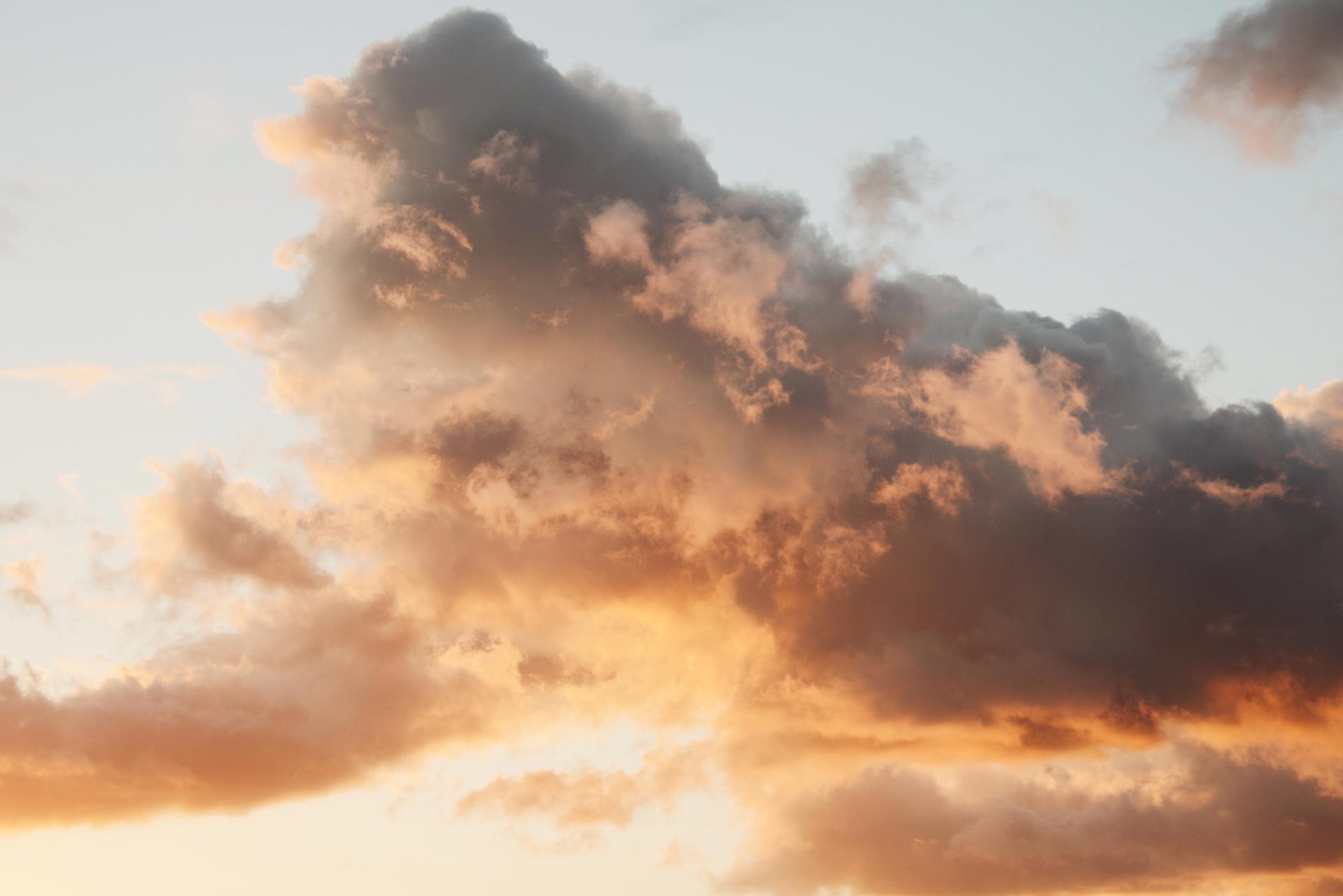 En vacker himmel med ett upplyst moln